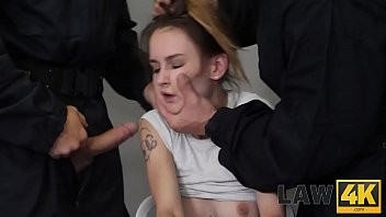 LAW4k. Chick vole juste du shampoing mais elle devrait baiser pour ça