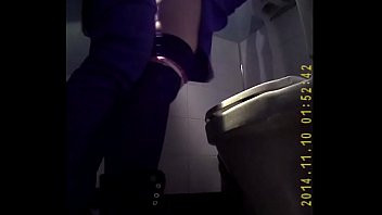 Play Sex in public toilet 1
