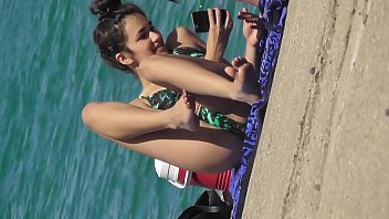 Play Gata fazendo selfie e mostrando o pacotão de bikini