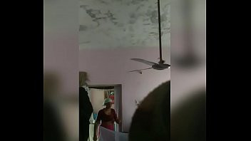Play Beautiful Indian mom saree change