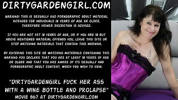 Play Dirtygardengirl fuck her ass with a wine bottle and prolapse
