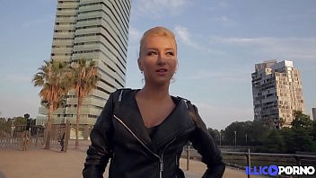 Play Une fille de rêve complètement défoncé par un beau brun !
