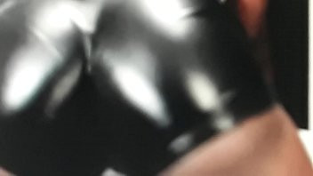 Play Latex shorts twerking