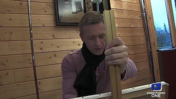 Play Sonia baise avec un vieux devant son mari