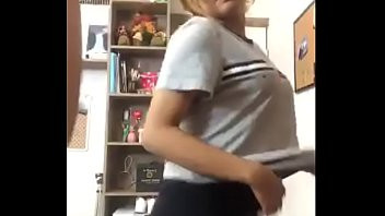 Play Amigas novinhas dançando na live