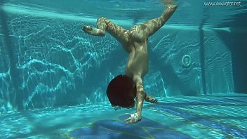 Play Irina Russia shows sexy body underwater